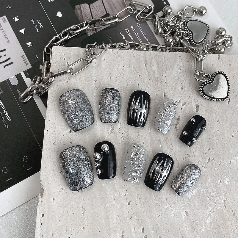 Resin Art Glitter - 10 ชิ้น เล็บปลอมทรงสั้นทรงเหลี่ยม สีเงินกลิตเตอร์ ลายตาแมว พร้อมหมุดโลหะสีดำ