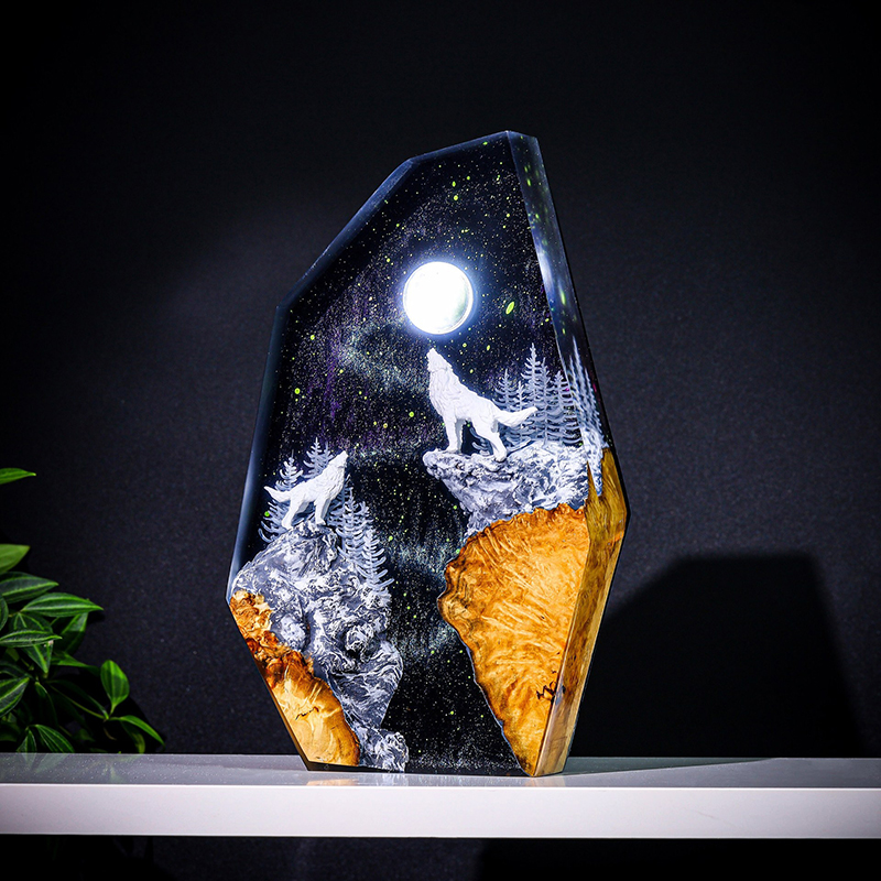 Resin Art Light - โคมไฟตั้งโต๊ะเรซิ่นรูปสัตว์ธรรมชาติ งานศิลปะสร้างสรรค์ ตกแต่งห้อง แสงไฟกลางคืนรูปหมาป่าร้องเสียงในคืนหิมะตก ชาร์จด้วย USB
