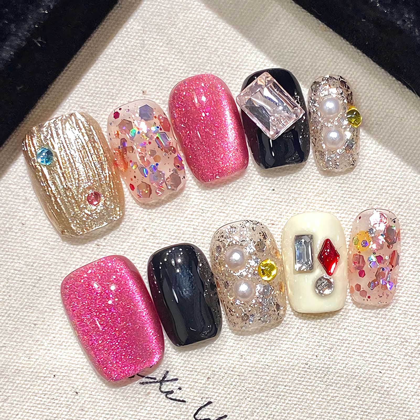เล็บปลอมสีชมพูแวววาวแบบทำด้วยม - Resin Art Glitter บทวิจารณ์และราคา