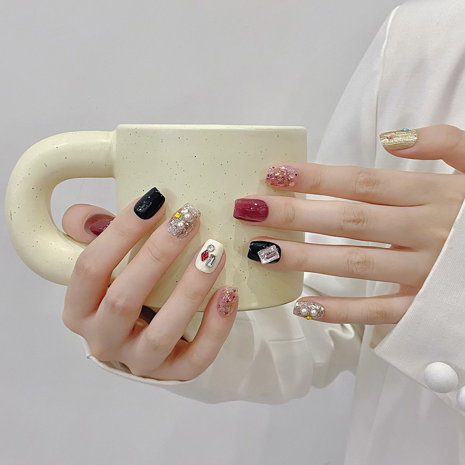เล็บปลอมสีชมพูแวววาวแบบทำด้วยม - Resin Art Glitter บทวิจารณ์และราคา